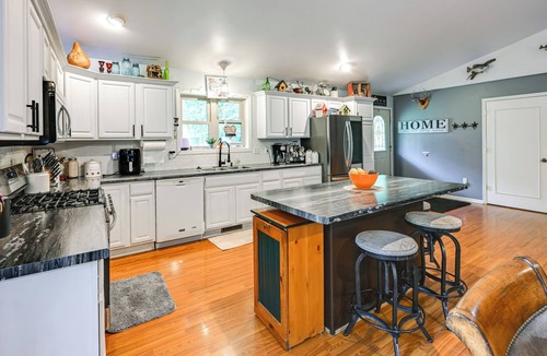 Wisconsin Dells Cabin | Pet Friendly Cabin w/Hot Tub: 5 mi to River