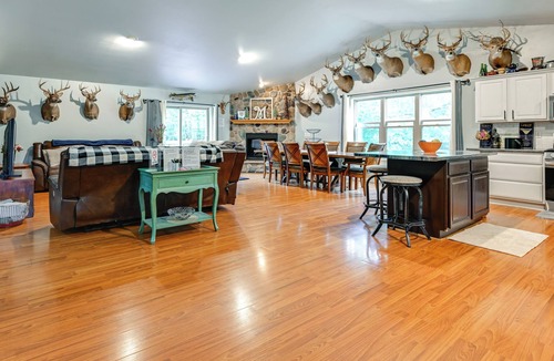 Wisconsin Dells Cabin | Pet Friendly Cabin w/Hot Tub: 5 mi to River