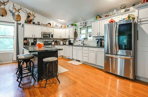 Wisconsin Dells Cabin | Pet Friendly Cabin w/Hot Tub: 5 mi to River