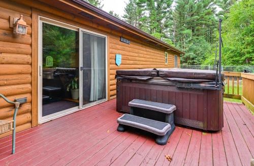 Wisconsin Dells House | Pet Friendly Cabin w/Hot Tub: 5 mi to River