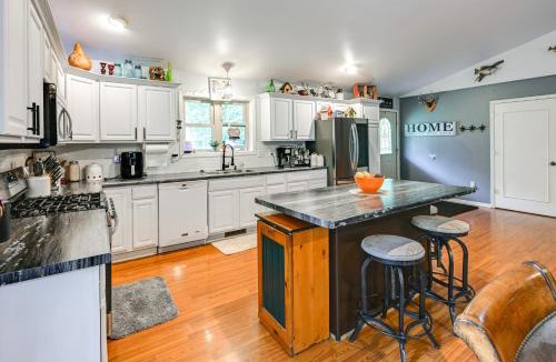 Wisconsin Dells House | Pet Friendly Cabin w/Hot Tub: 5 mi to River