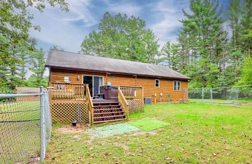 Wisconsin Dells House | Pet Friendly Cabin w/Hot Tub: 5 mi to River