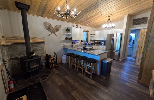 Rainbow Valley Cabin | Pet-Friendly Cabin & Hot Tub by Pikes Peak