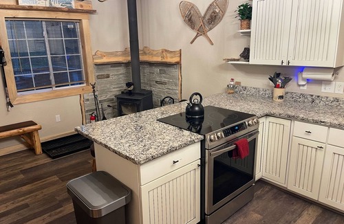Rainbow Valley Cabin | Pet-Friendly Cabin & Hot Tub by Pikes Peak