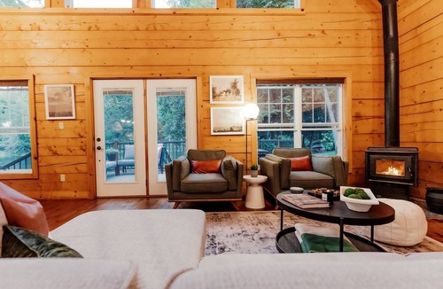 Lanark Cabin | Pet-Friendly Cabin, Ideal for Family Glamping Trips in Ontario