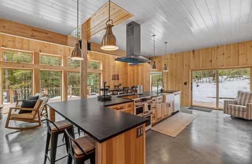 Conway House | Pet Friendly Cabin Retreat w/Hot Tub Near Saco