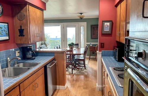 Bellingham Cabin | Pet-Friendly Cabin with Elegant Interior and Spacious Deck in Washington