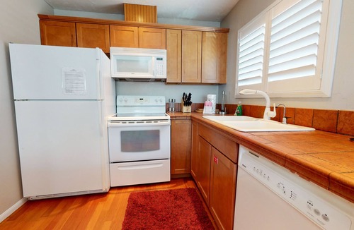 Mammoth Lakes Condo | Pet-Friendly, Centrally Located in Town! Summer Pool On-Site, Near Trowley