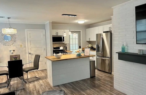 Boardman House | Pet-Friendly Charming & Cozy 3-bedroom house AC & WiFi in pleasant Youngstown