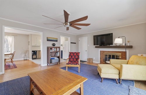 Durham House | *Pet Friendly* Charming-Single story | Fenced Yard, Outdoor Dining, Near Duke