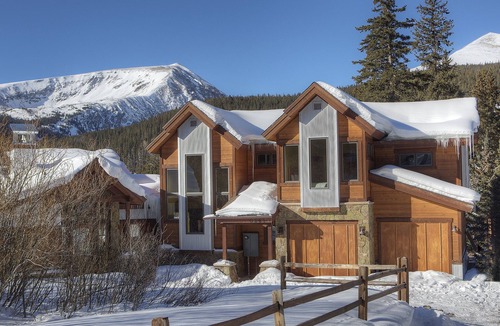 Valley of the Blue House | Pet Friendly! CLEAN! Private Hot Tub. Sunny. Secluded. Views!