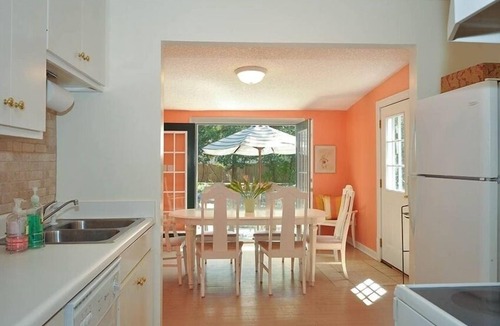 Kings Terrace House | Pet friendly cottage w large fenced yard. Available weekly, monthly or nightly!