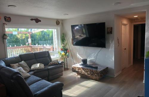 Florence House | Pet-friendly Coastal Butterfly Retreat