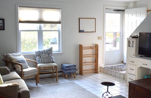 Newport East Cottage | Pet-Friendly Coastal Cottage - Walk to Newport & Middletown Beaches!