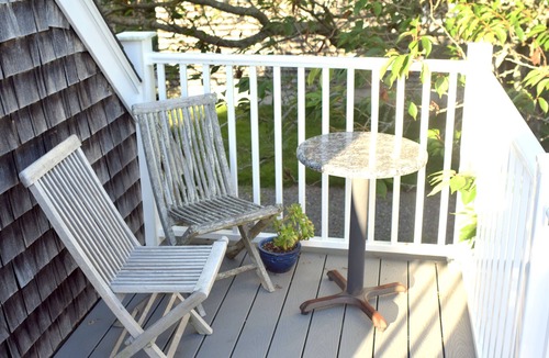 Newport East Cottage | Pet-Friendly Coastal Cottage - Walk to Newport & Middletown Beaches!