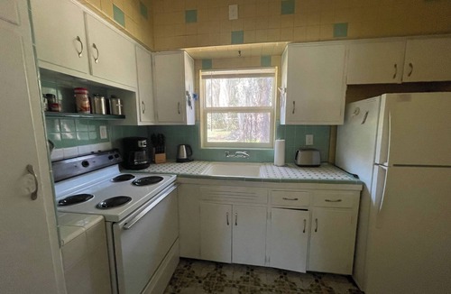 Lakeshore South House | Pet friendly Comfortable 2 bedroom with huge yard and EV charging lvl1