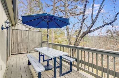 Big Canoe Condo | Pet Friendly Condo with Screened Deck & Fireplace