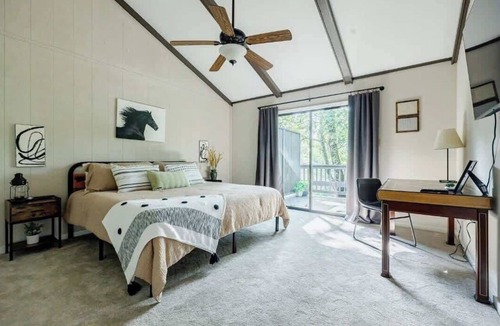 Big Canoe Condo | Pet Friendly Condo with Screened Deck & Fireplace