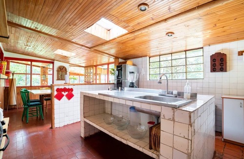 Zipacon House | Pet-friendly cottage for groups with fireplace and forests