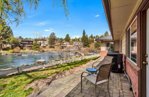 Bend House | Pet Friendly Cottage on the River near Downtown
