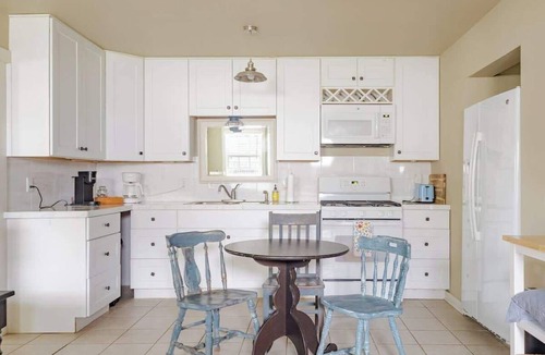 Seguin Ski Chalet | Pet-Friendly Cottage | Walk to Downtown Seguin