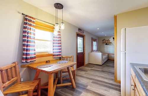 Murphysboro Cottage | Pet Friendly! Countryside Couples Stay in Illinois