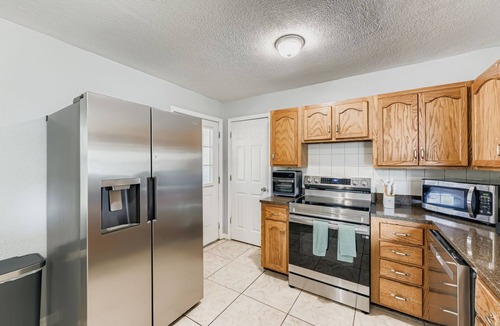 Sandalwood House | Pet-Friendly Cozy Pergola Retreat: 3BR Short-Term Rental Near Jacksonville Attra