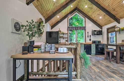 Delta Cabin | Pet-Friendly Delta Cabin w/Private Hot Tub!