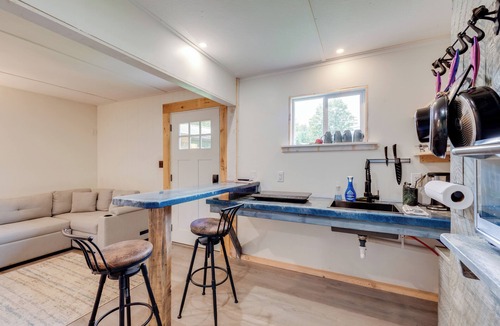Hillsgrove Cabin | Pet-Friendly Deluxe Cabin F w/Grill in Hillsgrove