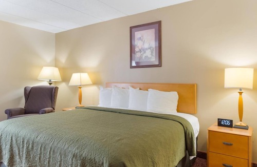 Smithfield Hotel | Pet-Friendly Deluxe King Bed Stay | 15 Mins to Providence | Free Parking & Bfast