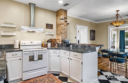 Central East Austin Apartment | Pet-Friendly East Austin Home w Free Parking & Grill│Walk to 6th & Rainey