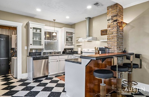 Central East Austin Apartment | Pet-Friendly East Austin Home w Free Parking & Grill│Walk to 6th & Rainey