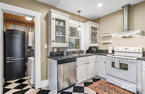 Central East Austin Apartment | Pet-Friendly East Austin Home w Free Parking & Grill│Walk to 6th & Rainey
