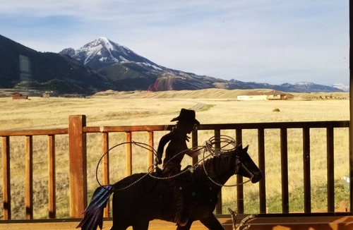 Livingston Cabin | Pet friendly Emigrant Pk Cabin 30 mins - Yellowstone. 5 mins to Chico ht springs
