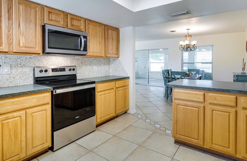 Englewood South Cottage | Pet-friendly Englewood Home - 4 Mi to Beach!