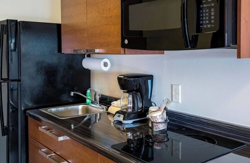 Aberdeen Hotel | Pet-Friendly Extended Stay Room – Dine, Shop, Explore Nearby