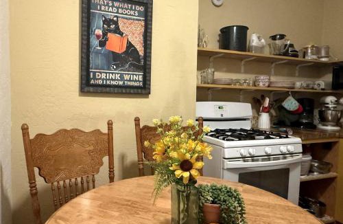 Rainbow CDP House | Pet Friendly Fantastic Cottage with Hot-tub in Rainbow, California