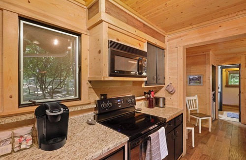 Beech Mountain Cabin | Pet Friendly, Fenced Yard, 3 Bedroom Cabin, Hot Tub, 3 Mi. to Beech Ski Resort!