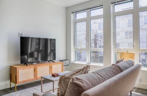 Squire Park Apartment | Pet-Friendly First Hill Jr 1BR w/Gym, Roof Lounge & W/D, by Blueground