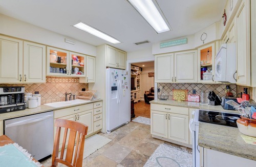Freeport House | Pet-Friendly Freeport Home - 2 Mi to Beach!