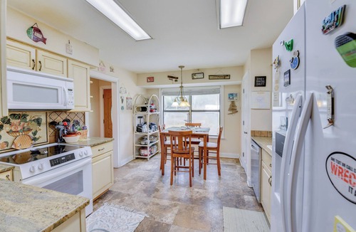 Freeport House | Pet-Friendly Freeport Home - 2 Mi to Beach!