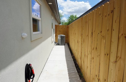 Pharr Apartment | Pet Friendly Gated Modern 2-Bedroom Apartment- Smart TVs, Fast WiFi, Peaceful