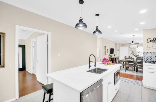 Dunedin Cottage | Pet-Friendly Getaway –Beaches, Breweries, Blue Jays, DT Dunedin, Marina & Trail.