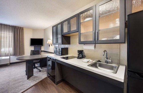 Braintree Hotel | Pet-Friendly Getaway in Boston | Kitchens & Laundry | South Shore Plaza