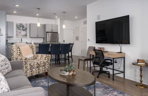 Pelham Apartment | Pet-Friendly Getaway with Pool & Gym