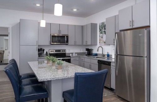 Pelham Apartment | Pet-Friendly Getaway with Pool & Gym
