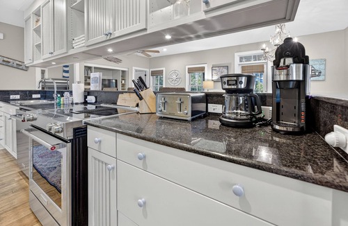 Seacrest Cottage | Pet Friendly! 🐶 Golf Cart & Bikes Included!