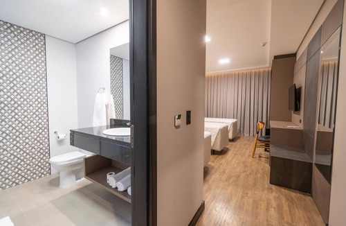 Foz do Iguacu Hotel | Pet Friendly Group Stay w/Pool, Shuttle, Gym and Breakfast! 2 Cozy Units