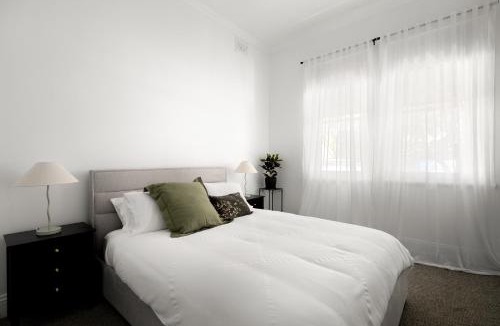 Hamilton House | Pet-Friendly Hamilton Cottage Walk to Beaumont St & Racecourse