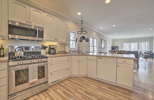 Harbor Springs House | Pet Friendly Harbor Springs Home w Hot Tub